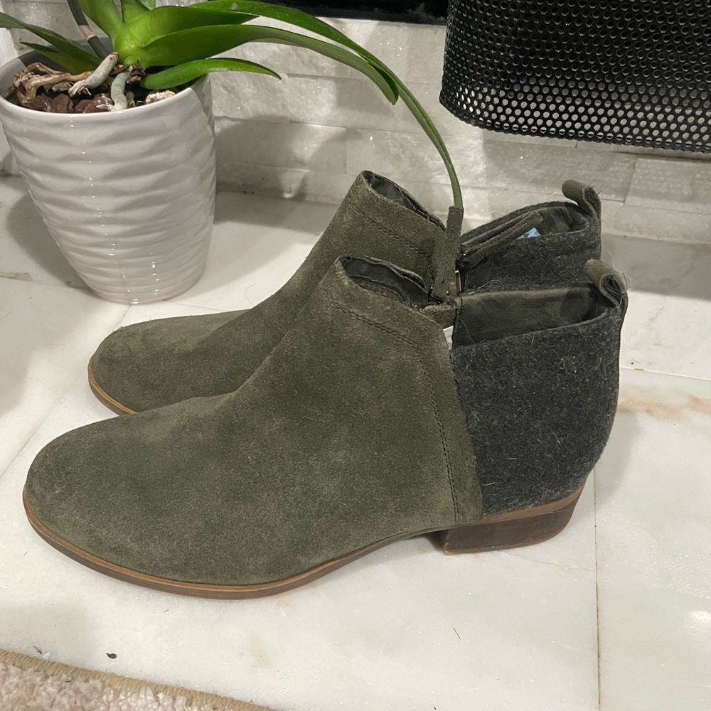 🚙📦💨
Toms ankle booties sz 9w